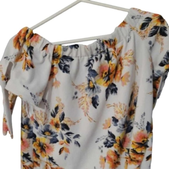 Ivoire‎ Floral Top - Picture 1 of 2